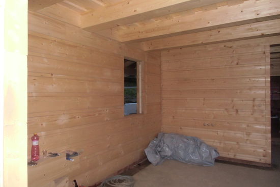 Das wird einmal eine urige Herberge, die Innenwände bleiben Natur Fußbodenheizung ist schon vorinstalliert.