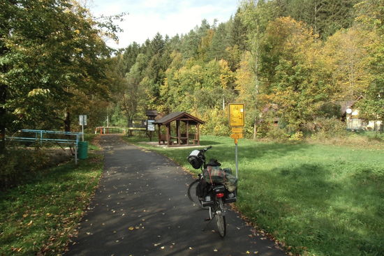 In Tschechien sind alle Radwege nummeriert. Das erleichtert die Orientierung aber nur, wenn man eine entsprechende Fahrradkarte des Gebietes dazu hat, und die sagt über die Beschaffenheit der Wege nichts aus. Da gefällt mir die slowakische Karte besser mit ihrer Einteilung in drei Schwierigkeitsgrade und oft auch mit Höhenprofilen.