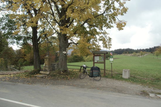 Die slowakische Karte bezeichnet diesen Weg als "Erholungsroute". Da bin ich doch etwas erstaunt. Dennoch stimmt's: Der Pass ist mit Aufstieg und steilstem Abstieg auf tschechischer Seite, nach einer Kehre geht's dann runter in die Slowakei -und das ist in der Tat eine Traumfahrt mit leichtem Gefälle -16 km bis ins Tal des Waag bei Pruske