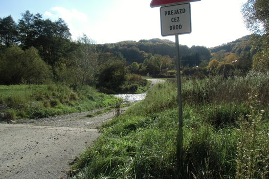 Diese Furt bleibt mir erspart, weil ich nicht durchs Dorf gefahren bin, sondern mich auf dem Radweg der Umgehungsstraße gehalten hatte.....