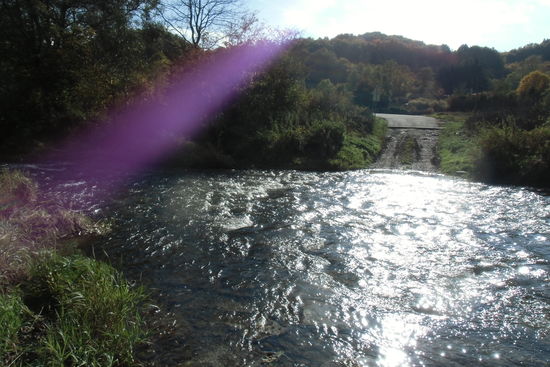 Im Hochsommer vielleicht mal ganz reizvoll, durch eine Furt zu radeln, aber heute ? Ich bleibe lieber auf der Hauptstraße zurück nach Tschechien, zwar ohne Radweg, dafür aber bildschön asphaltiert zum Wohle meiner Speichen.