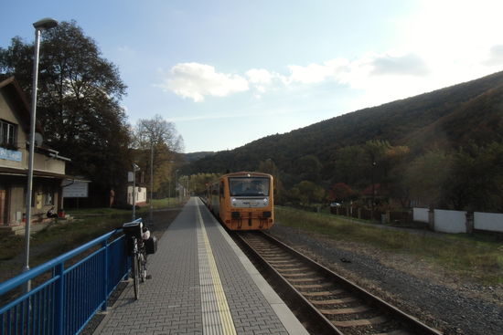 Ein Triebwagen mit Fahrradbeförderung steht sogar abfahrbereit!