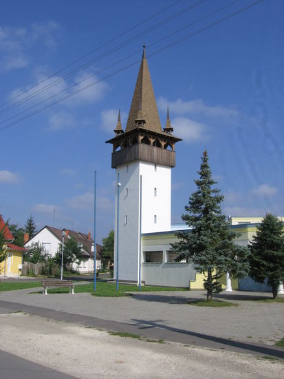 Die rumänisch-orthodoxe Kirche steht in Guyula/Ungarn, sie wurde aus Mitteln der EU für nationale Minderheiten finanziert. So eine schöne Kirche wird man in Rumänien  selbst kaum finden, denken wir