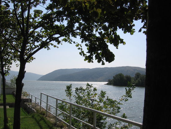 130 km weit reicht der Rückstau des Staudamms am Eisernen Tor und macht aus der Donau einen langsam fließenden See
