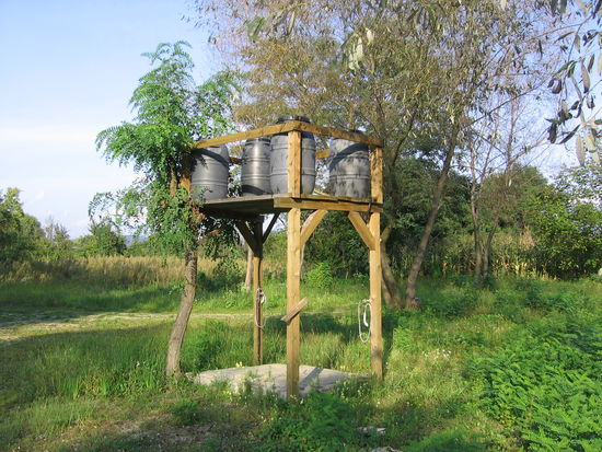 Duschanlage mit sonnenerwärmtem Regenwasser