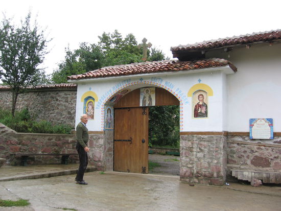 Eingang zum Kloster Ciprovci. Kurze Hose ist hier nicht erlaubt!