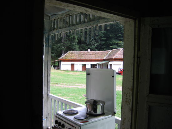 Immerhin Luxus einer Freiluftküche mit Stromanschluß