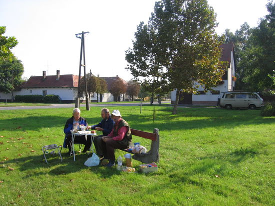 Frühstückspause auf dem Dorfanger in einem ungarischen Dorf