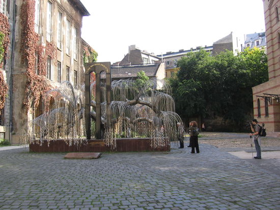Das Wallenberg-Denkmal auf dem Hof der Synagoge