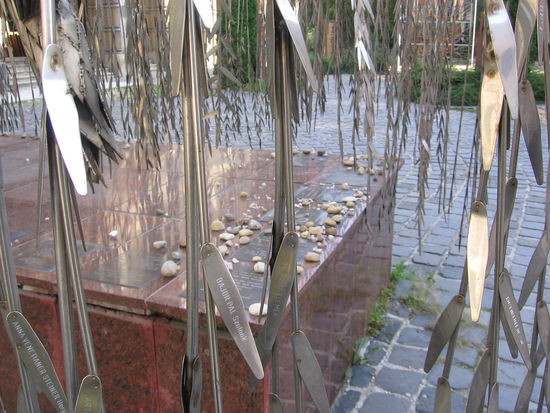 Jüdische Besucher lassen anstelle eines Blumengrußes einen Stein auf dem Grab