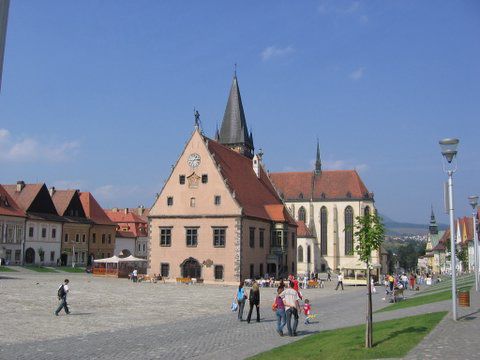 Ein Wahrzeichen für die Slowakei schlechthin: Das Rathaus von Bardejov, das mitten auf dem marktplatz steht.