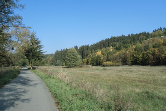Wege auf der Hochebene, vorbildlich asphaltiert und breit