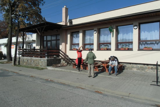Milos hat uns zum Rasten sogar ein Lokal unterwegs in Suchy eingezeichnet, das werden wir aufsuchen! Auf der Terrasse in der Sonne Genuß pur - kein Wunder, es ist bald Mittag, aber hierher haben wir in 2 Stunden gerade mal 21 Kilometer geschafft, vor uns liegen noch 43 km !