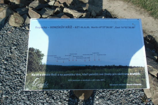 Von der benachbarten Anhöhe aus hat man einen weiten Blick nach Norden aufs Sudetengebirge