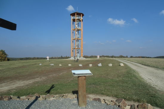 doch noch kann man den neuen Aussichtsturm nicht besteigen, obwohl die Sicht dafür heute ideal wäre. Ein Grund, später einmal wiederzukommen.