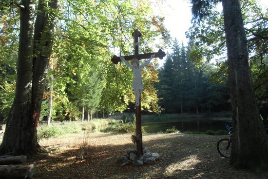 Rastplatz an einer kleinen Staustufe eines Baches. Der Sommer war so trocken, dass von Sumpf nicht viel zu sehen ist und es gibt auch keine Mücken.
