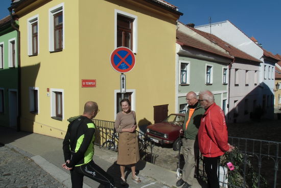 Zweieinhalb Stunden zeigt sie uns die Stadt, ohne dass es uns langweilt, dabei bekommen wir viele Einblicke in das jüdische Leben in der Vergangenheit hier, keine Frage, die wir stellen, bleibt unbeantwortet, eine vorbildliche Leistung !