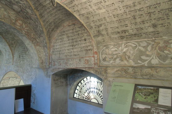 Polnische Restauratoren haben in den letzten Jahren die Wände in der verfallenen Syngoge wiederhergestellt.