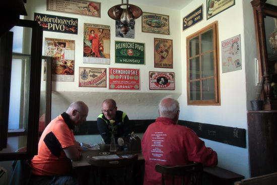 Originell ist es allemal und das Essen preiswert und schmackhaft. Bier vom Faß gibt es über 8 Sorten zur Auswahl ! Preis pro 0,5 l: umgerechnet 1,35 €