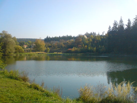 Eine Landschaft, die unterirdisch an vielen Stellen hohl ist oder war. So ist die Hochebene vielfach steil eingebrochen und es bildeten sich kleine Seen oder