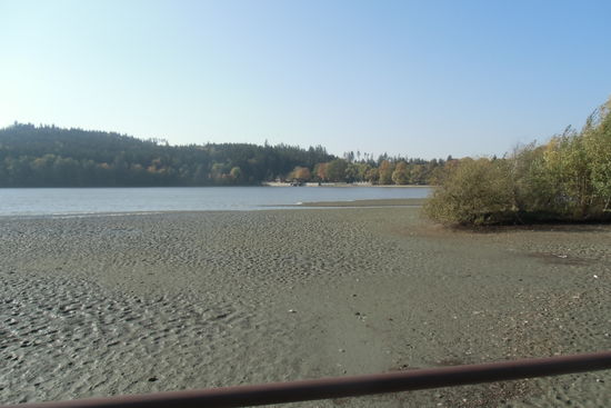 Der Stausee ist nur halb gefüllt und das Wasser darin recht schmutzig. Er wird jedes Jahr zu Ende Oktober abgelassen und die darin aufgewachsnen Fische werden gefangen und zu einem weit bekannten Fest verspeist. Ausser den Ankündigungen zu dem Festwochenende sehen wir aber noch keine Fische.