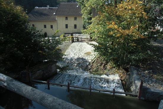 Wasser rauscht in alle Ecken. Das erleben wir aber nur heute, weil der See abgelassen wid.