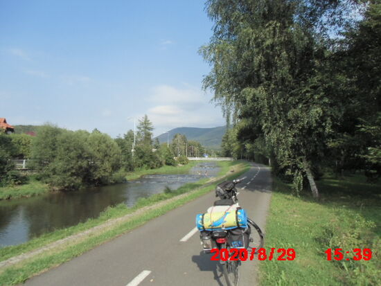 Ein wunderschöner Radweg führt im Tal der Rosnov Becva leicht bergauf, die Hauptstraße (Europastrße 442) sehen wir selten, hören kann man den Verkehr dort deutlich.