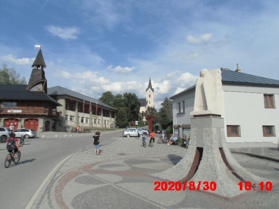 Hier, so erzähle ich es Stani, war ich im Jahr 2000 das erste Mal gewesen und hatte nirgendwo im Tal eine Übernachtungsmöglichkeit gefunden und war damals gezwungen, gegen 16 Uhr noch weiter nach Oravska Lesna zu strampeln.