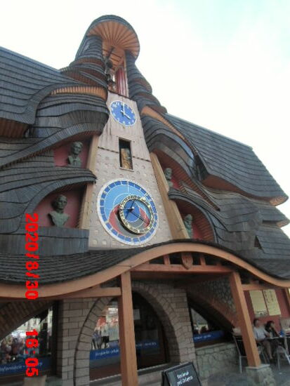 Die astronomische Uhr mit einem Glockenspiel in einem Haus, das genau dem Stil historischer Bauten im Orava entspricht, ist ein echter Hingucker !