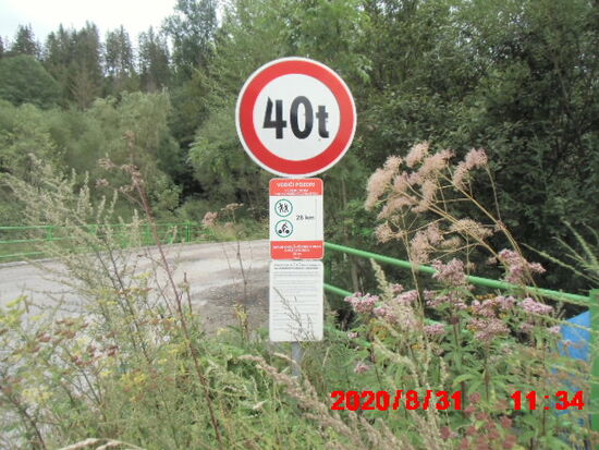 So schwer sind also die Holzabfuhrwagen, die den Weg zerfurchen ! Aber Radfahrer dürfen ihn benutzen, wir hatten von einem asphaltierten Wonneweg geträumt !