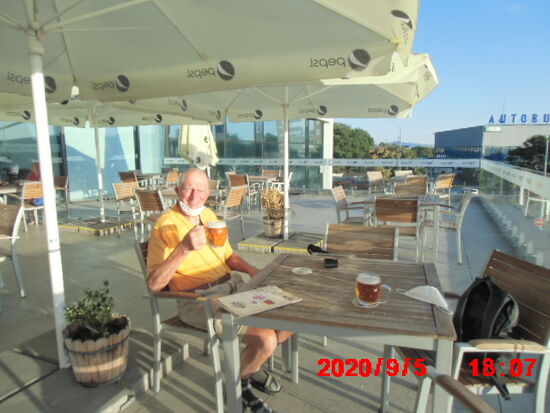 Im Bahhofsrestaurant genießen wir in herrlicher Abendsonne einen Abschied mit Blick auf Stadt und Land, mit dem wir unsere Reise trotz einger Schwierigkeiten fast schon euphorisch abschließen. Dabei merken wir gar nicht, dass wir hier coronabedingt fast die einzigen Gäste sind, die aber hervorragend bedient und bewirtet werden