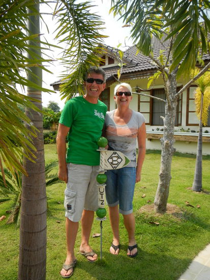 Biggi und Reini vor ihrem schoenen Heim in Doi Saket