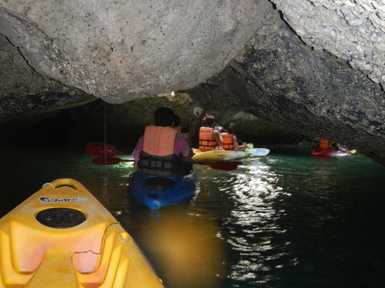 mit dem Kajak durch ne Hoehle (auch im Ao Tong National Park)