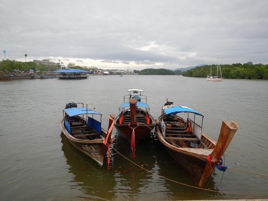 Longtails im Hafen von Krabi