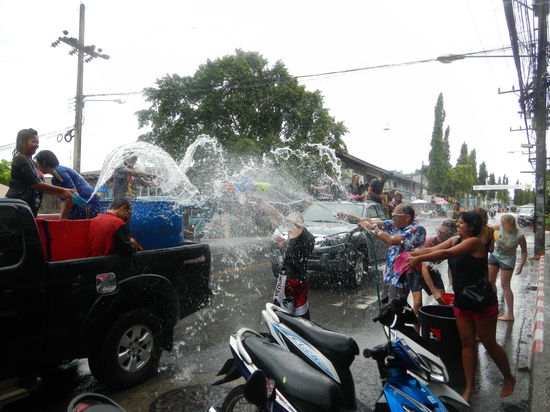 Songkran in Krabi (da bleibt keiner trocken)