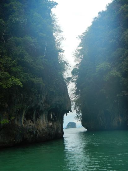Ausfahrt aus der Lagune von Hong Island