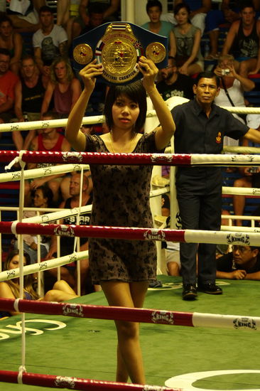 kein Nummerngirl, aber der Guertel wird praesentiert