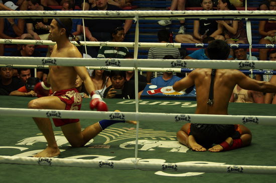 vor jedem Kampf machen die Boxer eine eigene Zeremonie