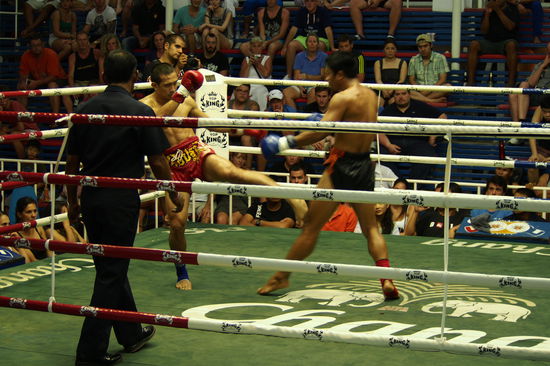 und boxt (der in der roten Hose hat dem Kampf uebrigens gewonnen)