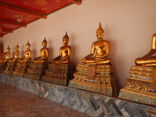 Buddhastatuen im Wat Po