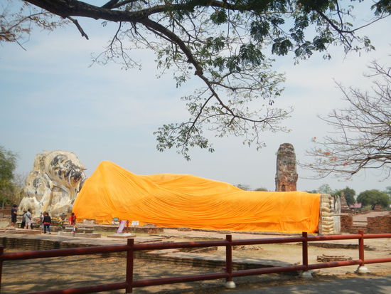 und ein liegender Buddha