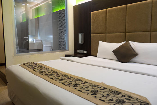 mein Bett mit "Schaufenster" zum Bad