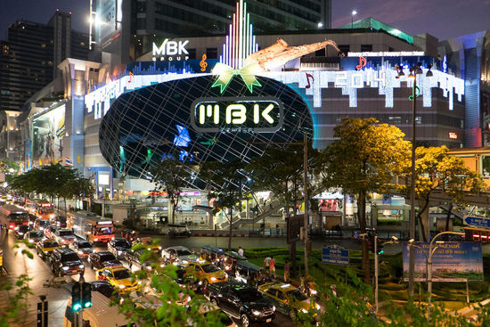 das MBK-Center in der Dämmerung