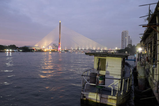 Blick vom Phra Arthit Pier