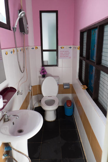 das zugehörige Badezimmer (auf Thai "hongnam")