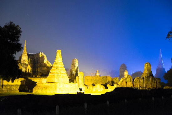 den kenn ich wieder, das ist der Wat Mahathat beleuchtet