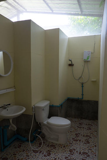 das Badezimmer (man beachte die nach oben offenen Wände ) das war morgens ganz schön kühl da drin