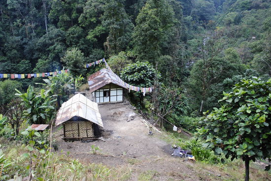 Links die Küche mit der einzigsten Feuerquelle, in der Mitte schläft die Familie und rechts die Abwaschstelle