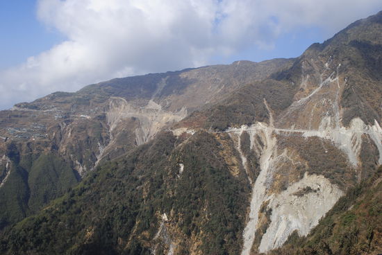 Unterwegs zum See. Man sieht die Strasse und die Erdrutsche.
