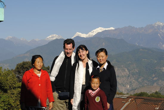 Homestay Family (der Vater fehlt, musste Holz im Wald holen). Die Family hat uns zum Abschied die typischen tibetischen Gebetstücher umgehängt.